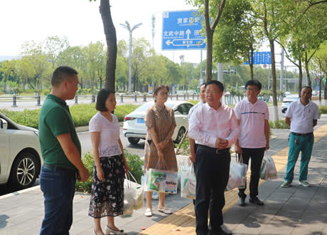 兰劲看望慰问高温天气坚守的环卫职工