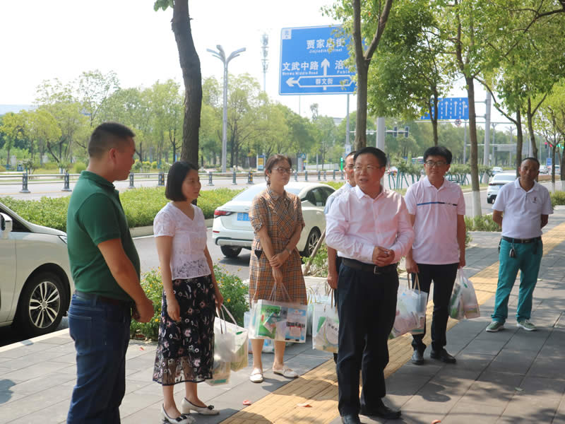 兰劲看望慰问高温天气坚守的环卫职工