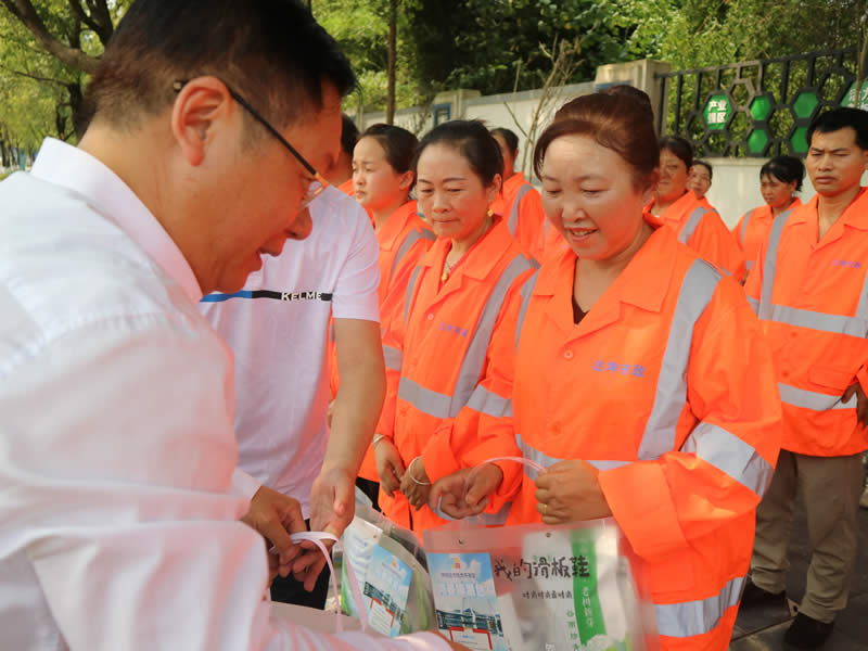 兰劲看望慰问高温天气坚守的环卫职工