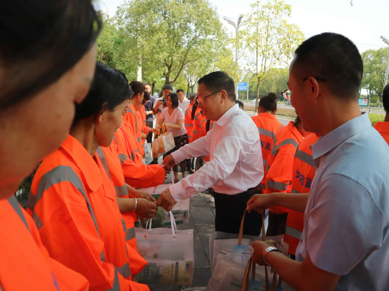 兰劲看望慰问高温天气坚守的环卫职工
