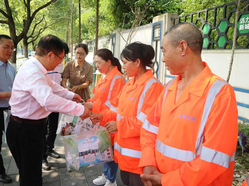 兰劲看望慰问高温天气坚守的环卫职工