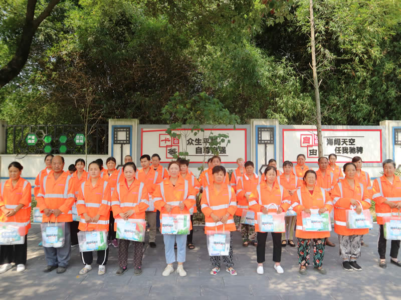 兰劲看望慰问高温天气坚守的环卫职工