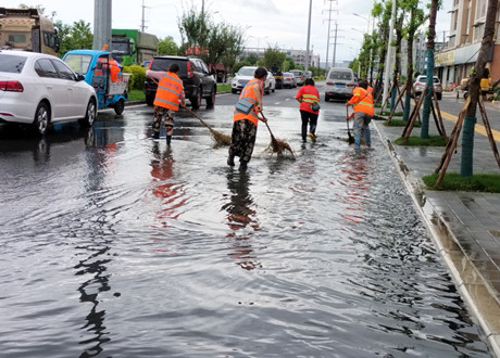 雨中巡查不停歇 排除隐患保经开